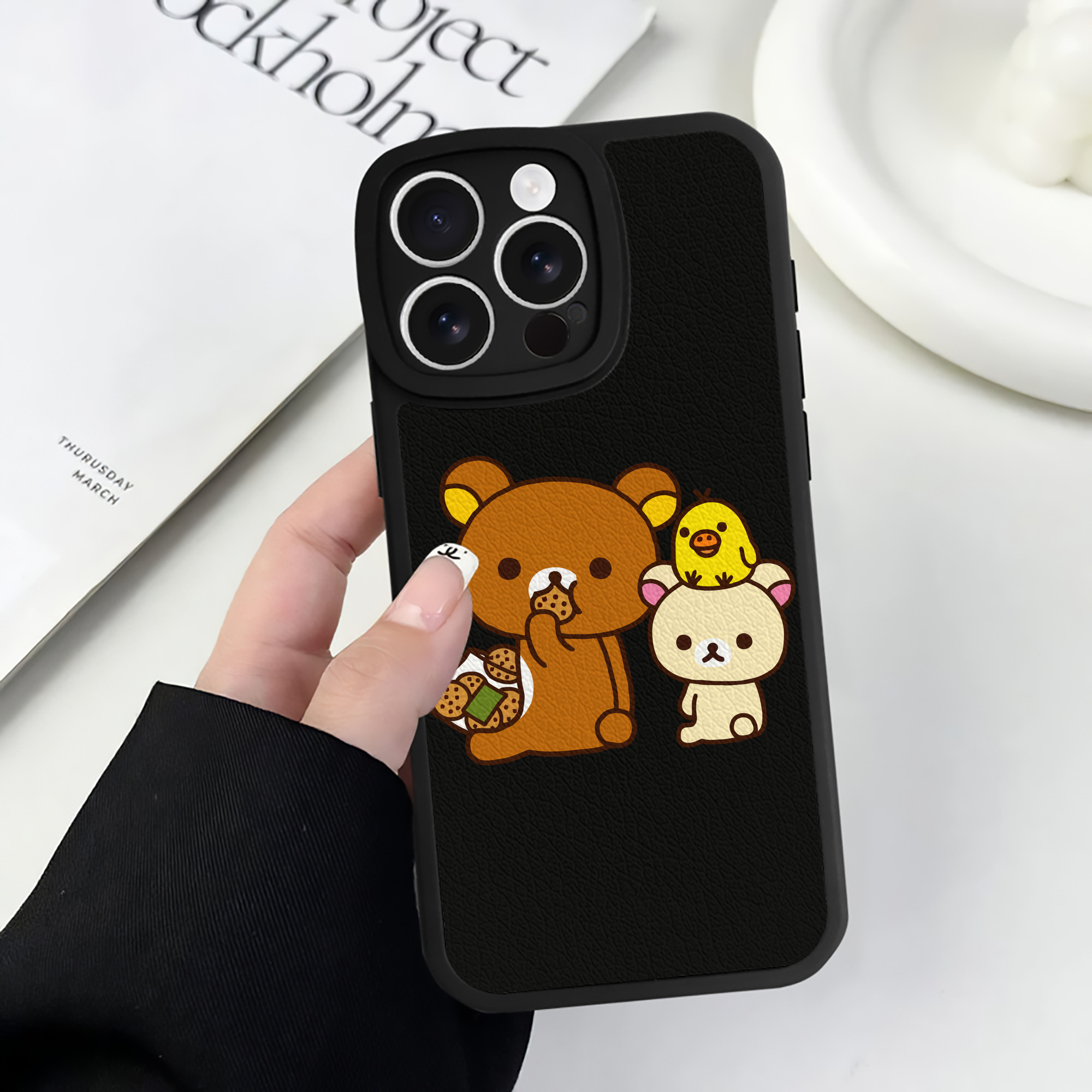 （画像用） リラックマ リラックマ キイロイトリ Rilakkuma Korilakkuma Kiiroitori 【iPhone 16シリーズ対応】シリコンスマホケース（レザー調） 材質：シリコン
